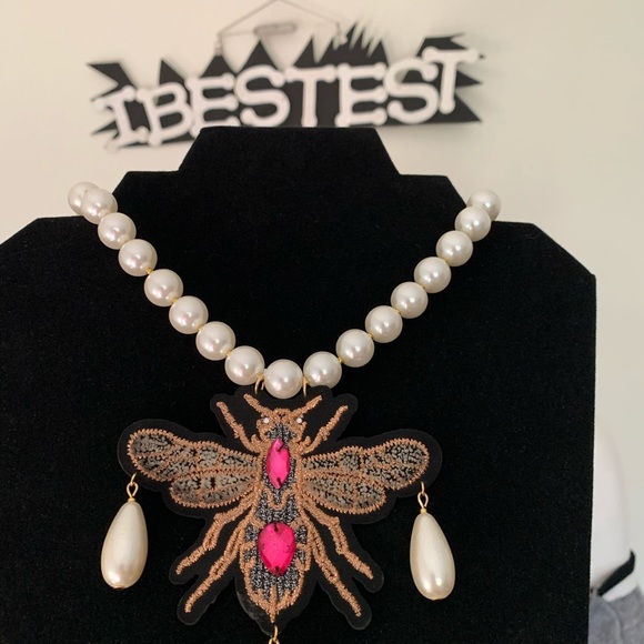Queen Bee Statement Pearl Necklace - Picture 4 of 10